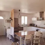 Maison Ensoleillee De Plain-pied Ouvert Sur Un Jardin Cloture