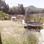 Maison Ensoleillee De Plain-pied Ouvert Sur Un Jardin Cloture