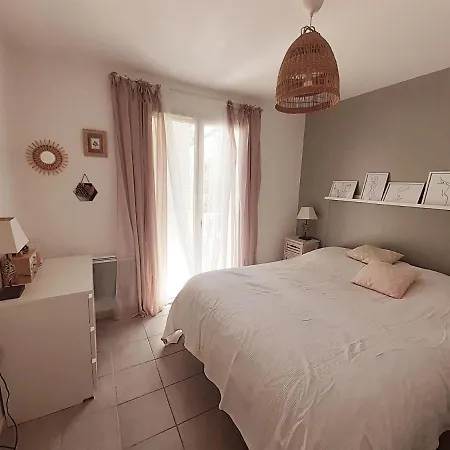 Holiday home Maison Ensoleillee De Plain-pied Ouvert Sur Un Jardin Cloture