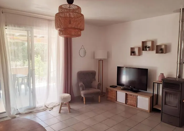 Semesterbostad Maison Ensoleillee De Plain-pied Ouvert Sur Un Jardin Cloture Mallemoisson